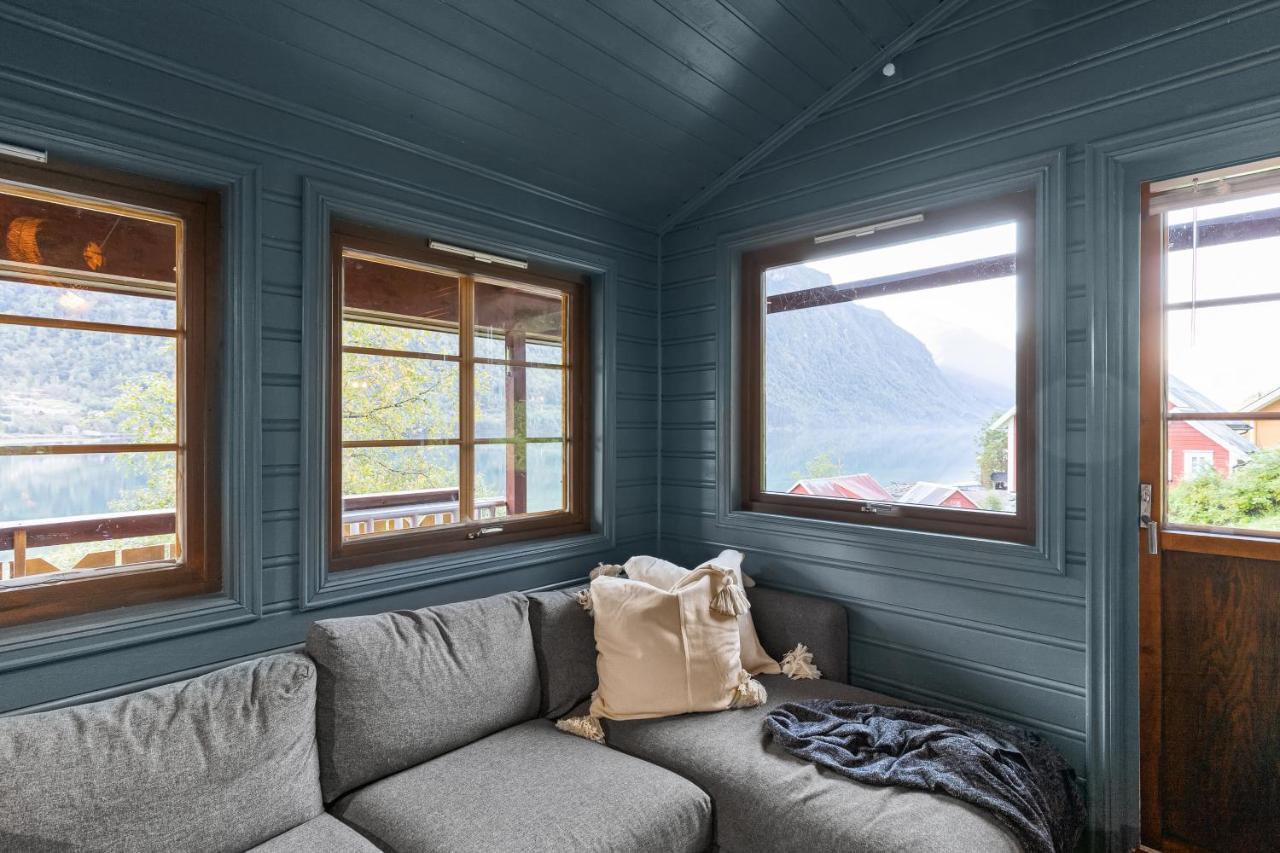 Cabin Alongside The Beautiful Fjaerlandsfjord Exterior photo