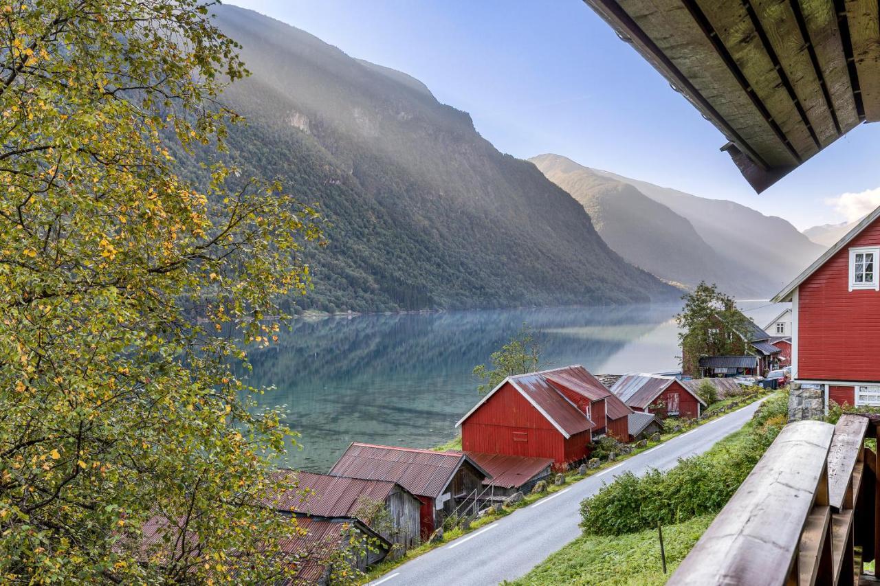 Cabin Alongside The Beautiful Fjaerlandsfjord Exterior photo