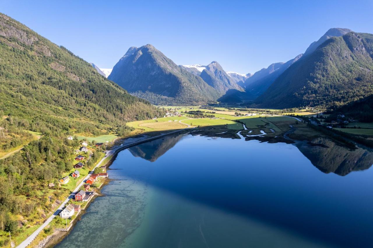 Cabin Alongside The Beautiful Fjaerlandsfjord Exterior photo