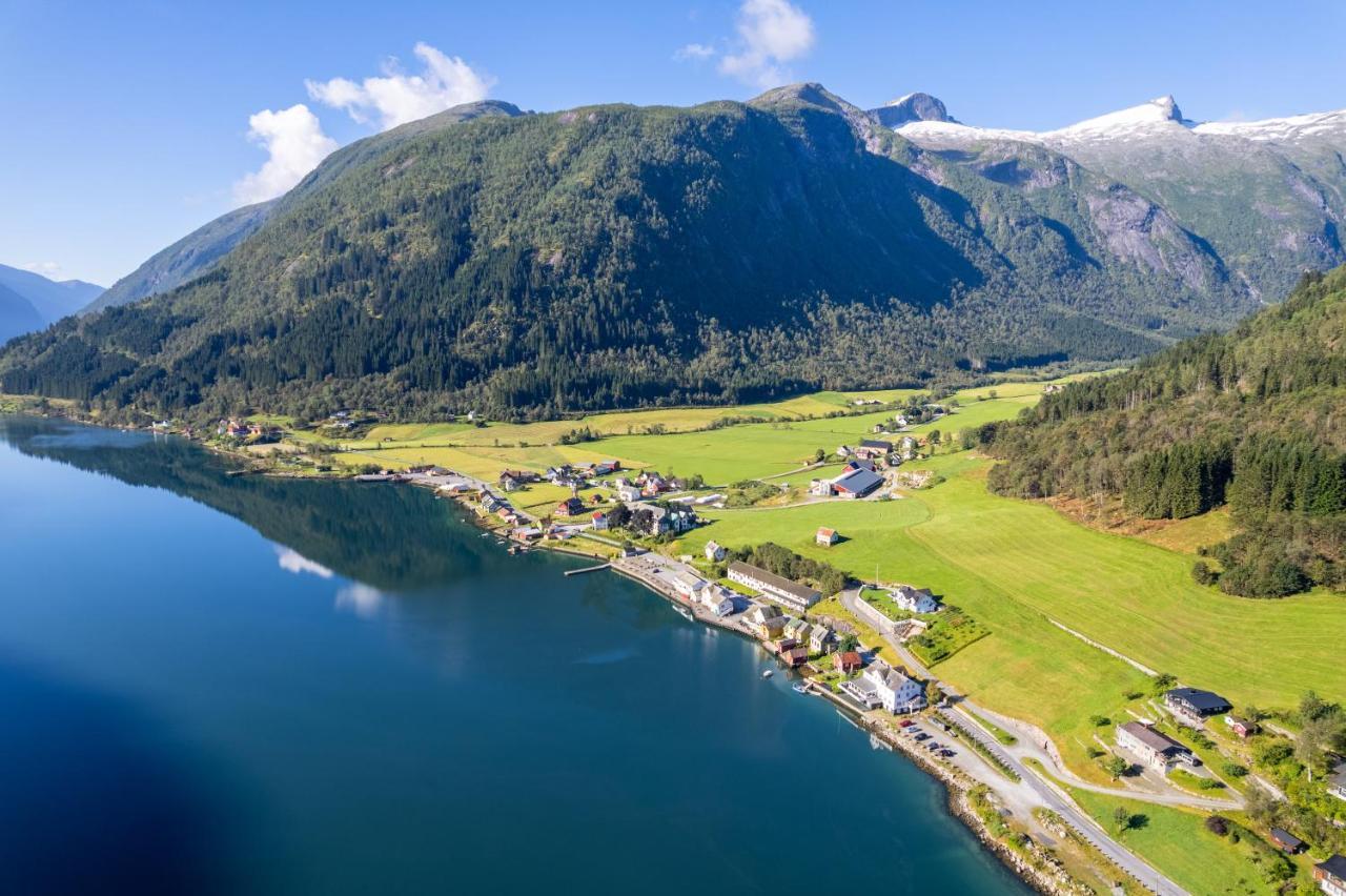 Cabin Alongside The Beautiful Fjaerlandsfjord Exterior photo