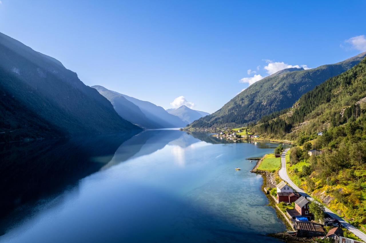 Cabin Alongside The Beautiful Fjaerlandsfjord Exterior photo